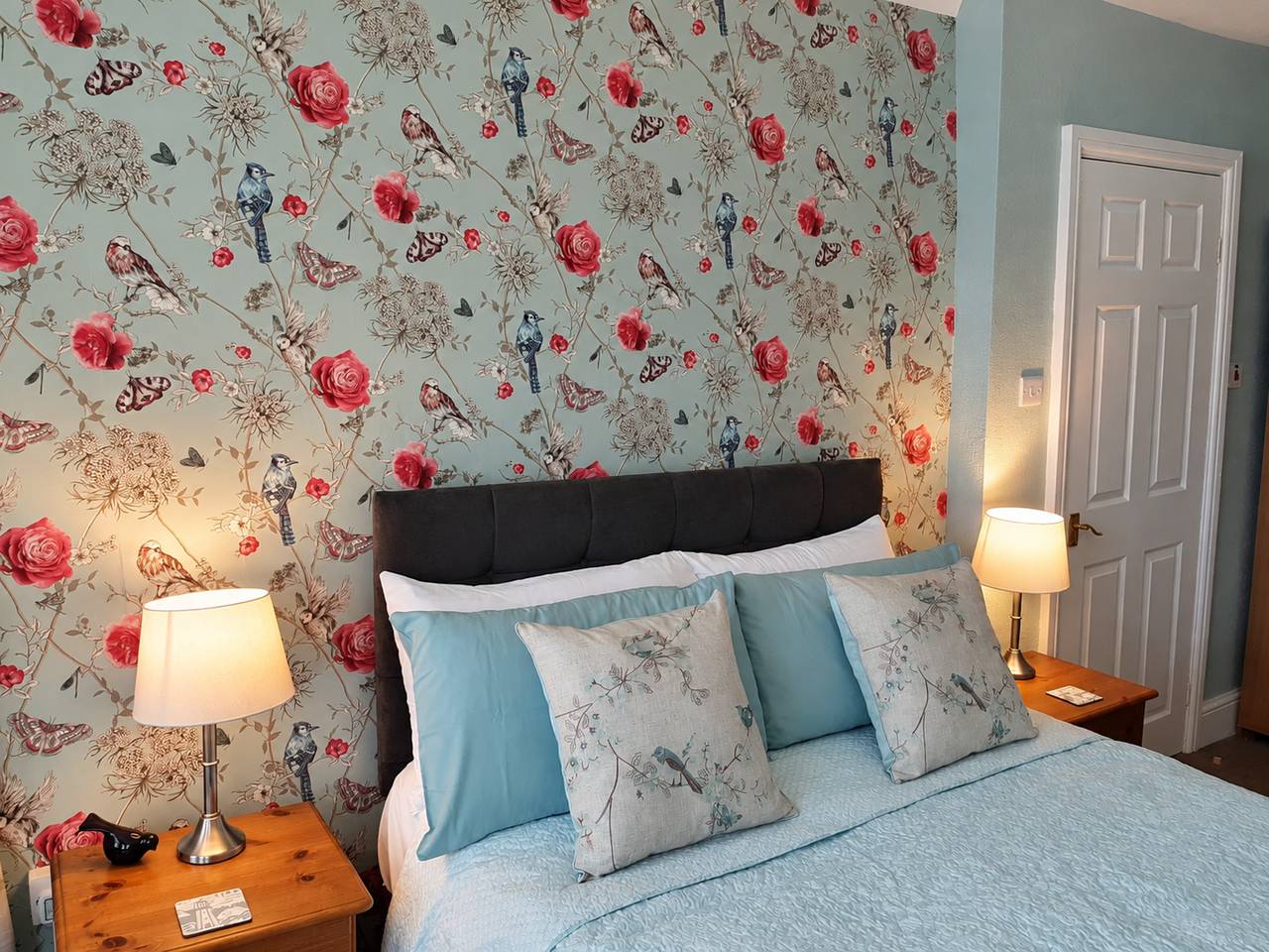 King en-suite room with rose wallpaper