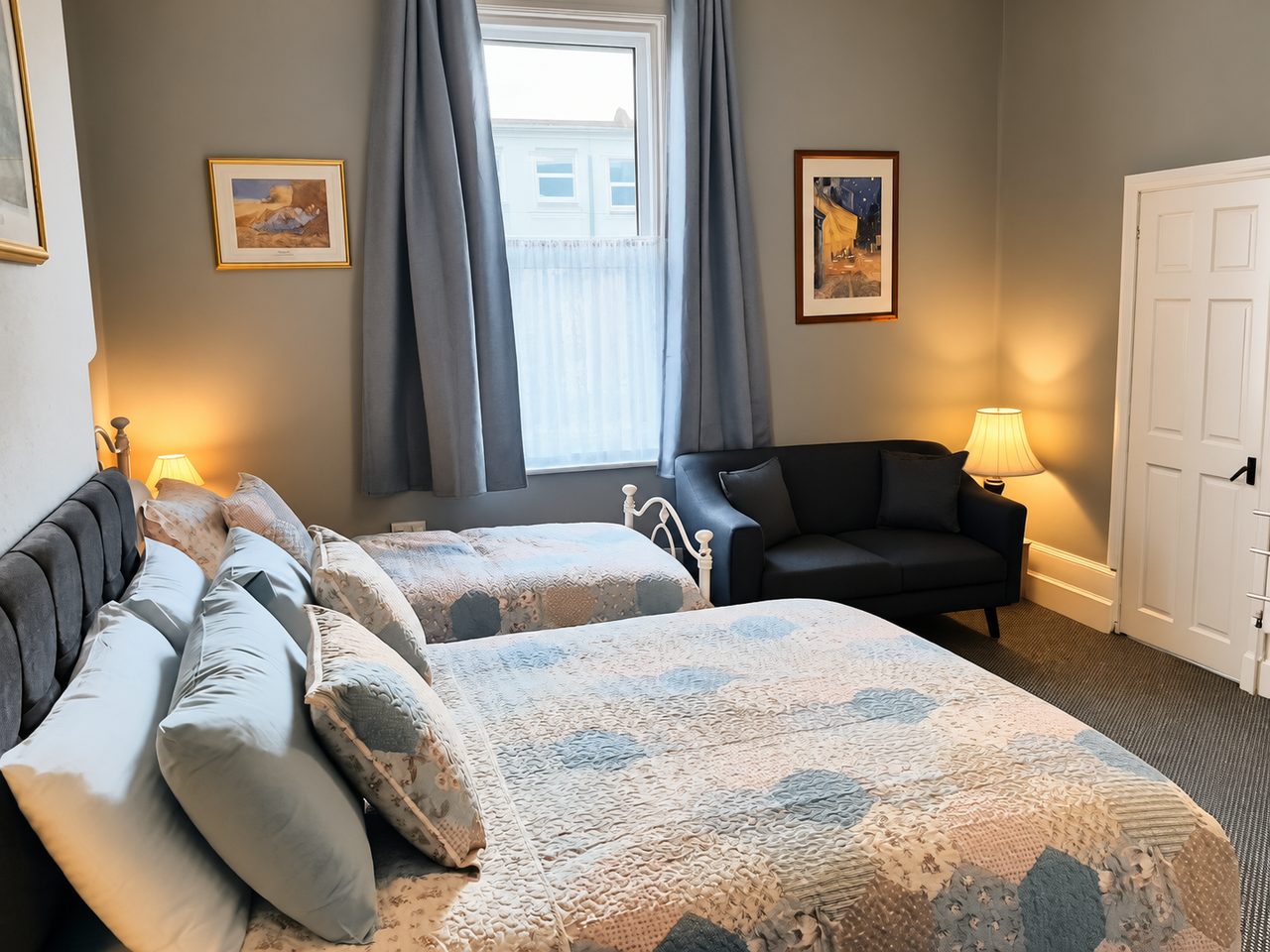 Triple en-suite room with sofa